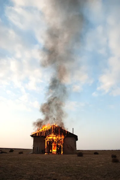 Brand i ett övergivet hus — Stockfoto