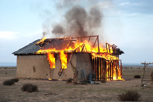 Φωτιά σε ένα εγκαταλελειμμένο σπίτι — Φωτογραφία Αρχείου