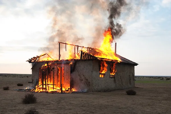 Incendie dans une maison abandonnée — Photo