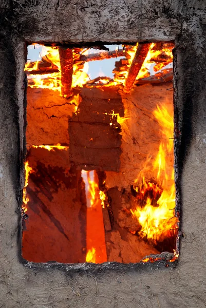 Incendio in una casa abbandonata — Foto Stock