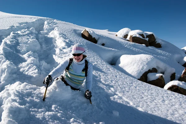 Kobieta na ścieżka śnieg w górach — Zdjęcie stockowe