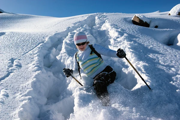 Kobieta na ścieżka śnieg w górach — Zdjęcie stockowe