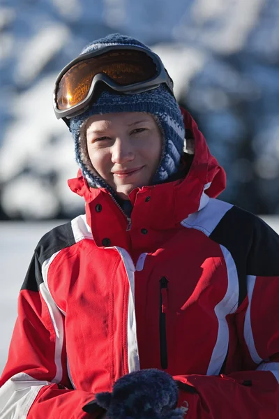 Портрет Вумана в красном на лыжном склоне — стоковое фото