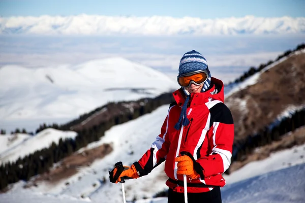 Wuman em vermelho na pista de esqui — Fotografia de Stock
