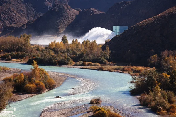Dam op een berg rivier — Stockfoto