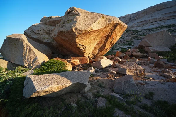 Boulders in desert mountains — Stock Photo, Image