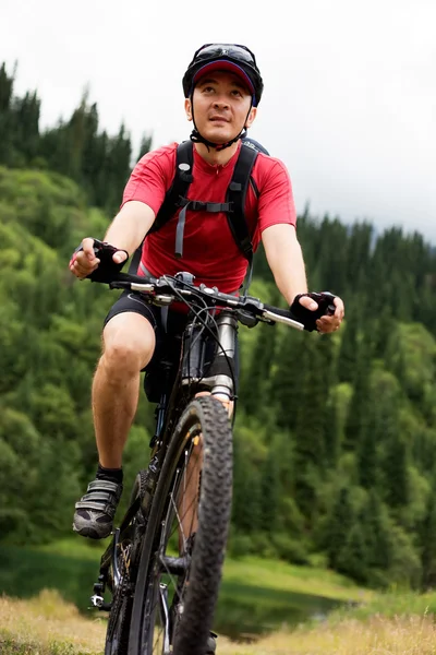 Asiatiska mountainbike-åkaren — Stockfoto