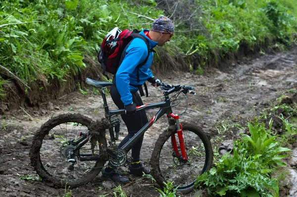 Mountain bikers and mud terrain — Stock Photo, Image