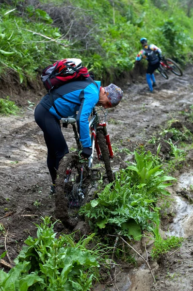 Dağ bisikletçileri ve çamur arazi — Stok fotoğraf
