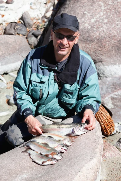 Pescador e truta de captura — Fotografia de Stock