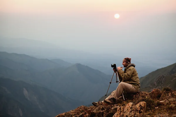 山中のカメラマン — ストック写真