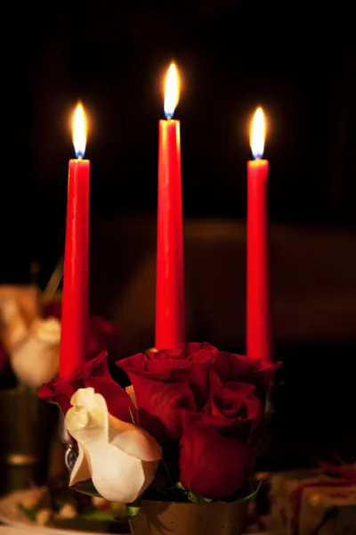 玫瑰和三根蜡烛 — Stockfoto