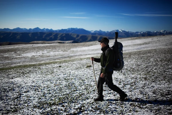 Dağlarda backpacker yürür — Stok fotoğraf