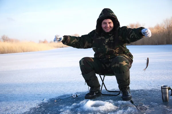 Rybář na jezeře zimní — Stock fotografie