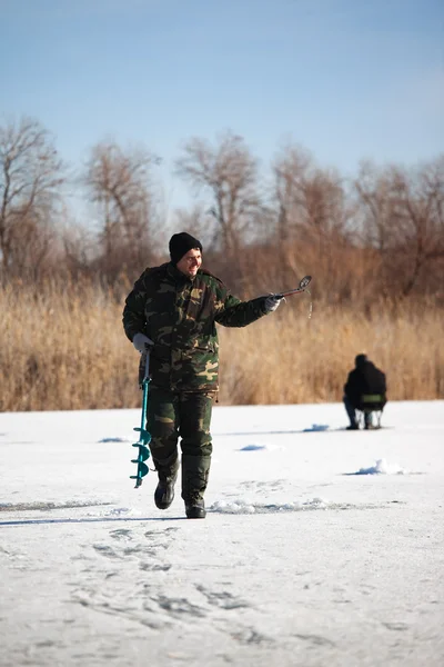 Pescador no lago de inverno — Fotografia de Stock