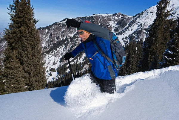 Backpacker goes deep in snow — Stock Photo, Image