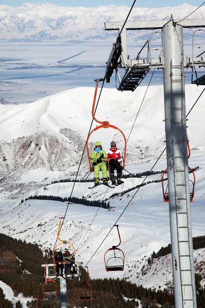 Couple sur l'ascenseur de ski — Photo