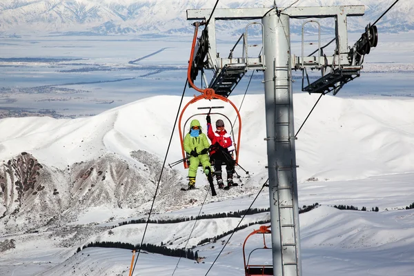Par på ski hiss — Stockfoto