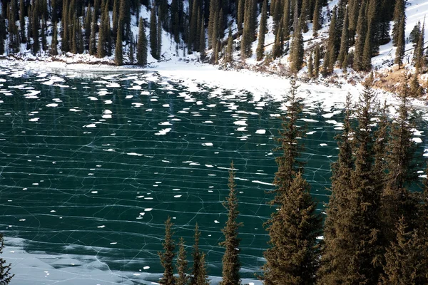 Lago Kolsay Médio Congelado Nas Montanhas Tien Shan Cazaquistão — Fotografia de Stock