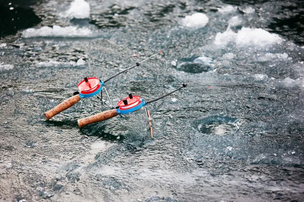 穴に小さな冬の釣りロッド — ストック写真