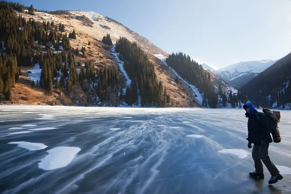 吹雪と山の湖で一人の男 — ストック写真