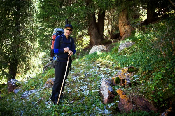 Backpacker στα βουνά καλοκαίρι — Φωτογραφία Αρχείου