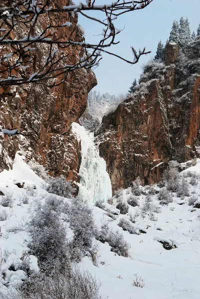 岩石和冰瀑在山中 — 图库照片
