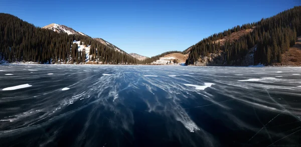 Blizzard śniegiem górskie jezioro — Zdjęcie stockowe