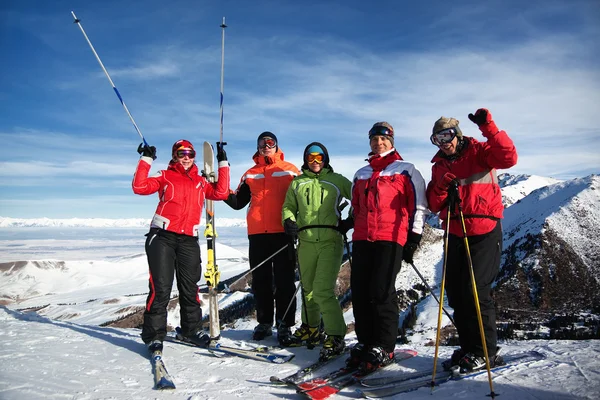 Ομάδα Φίλων Απολαμβάνοντας Στο Ορεινό Θέρετρο Σκι — Φωτογραφία Αρχείου