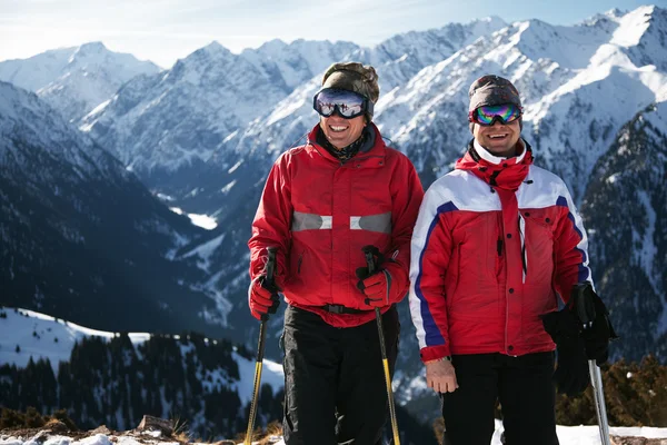 Δύο Φίλοι Απολαμβάνοντας Στο Ορεινό Θέρετρο Σκι — Φωτογραφία Αρχείου