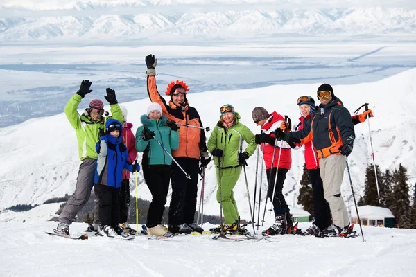 群的朋友 在山滑雪度假村享受 — 图库照片