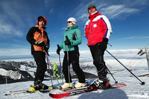山スキー場を楽しむお友達のグループ — ストック写真