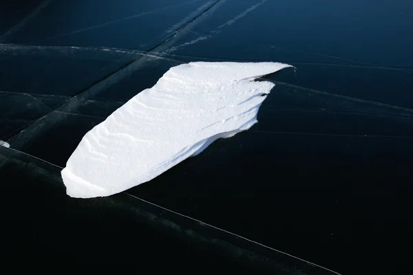Karanlık Buz Üzerinde Beyaz Kar — Stok fotoğraf