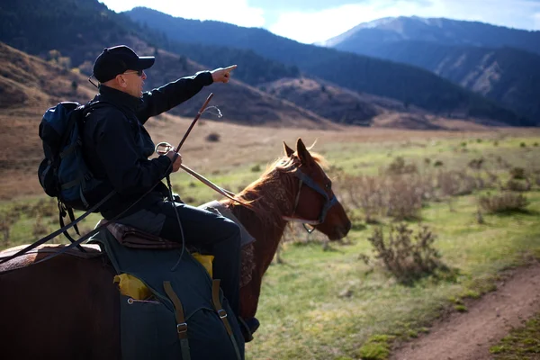 Equitazione Nella Montagna Del Kazkahstan — Foto Stock