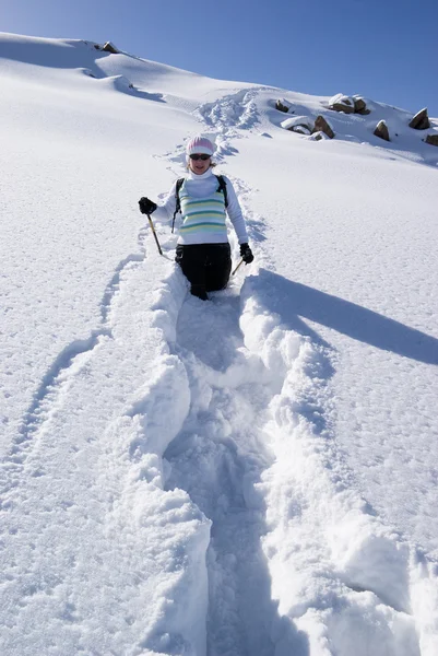 Mujer Camino Nieve Las Montañas —  Fotos de Stock