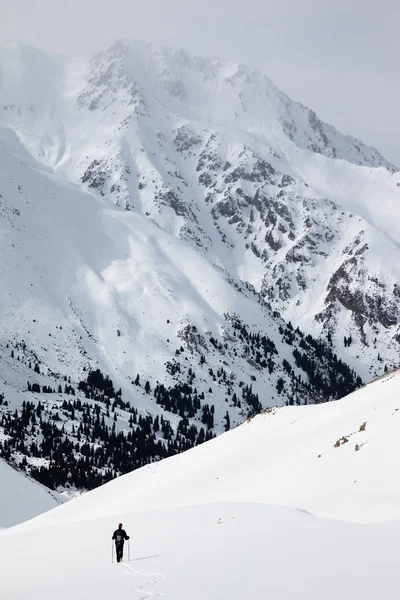 Backpacker i vinter berg — Stockfoto
