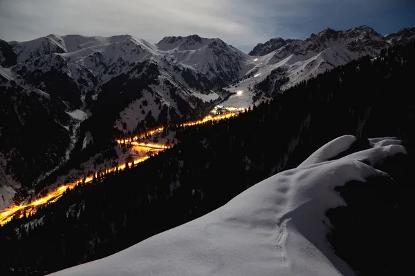 Nacht Weg Door Berg Ski Resort Chimbulak Almaty Kazachstan — Stockfoto