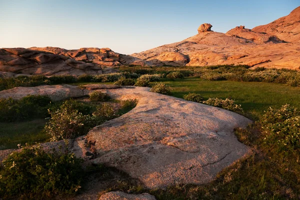 Woestijn bergen bij zonsondergang — Stockfoto