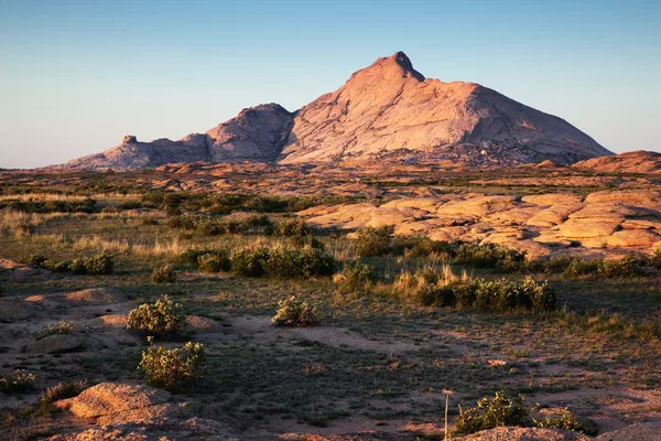 Пустынные горы на закате — стоковое фото