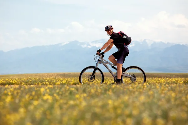 Ler mountainbike-åkaren — Stockfoto