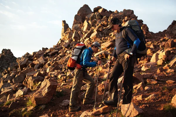 Två backpackers i morgon berg — Stockfoto