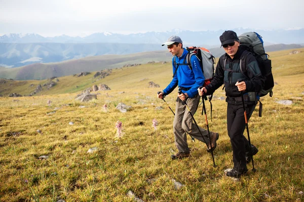 Två backpackers i bergen — Stockfoto