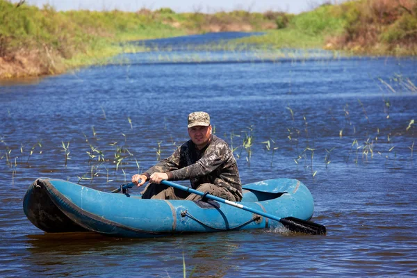 Visser in rubberboot op de rivier — Stockfoto