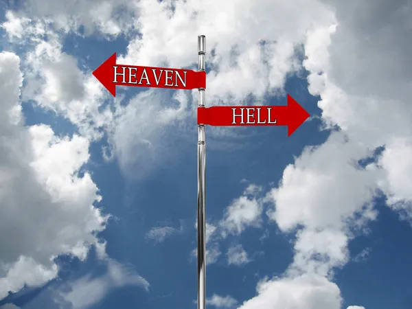 Straßenschild im Himmel und Hölle gegen den Himmel — Stockfoto