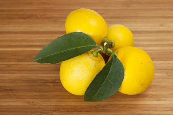 Lemons on wooden board — Stock Photo, Image