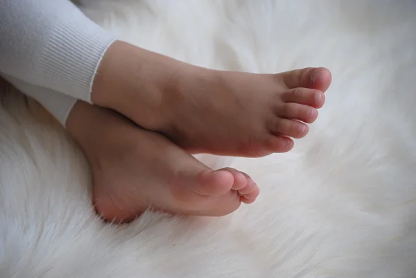 Lapsen jalat — kuvapankkivalokuva