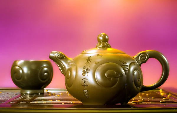 stock image An earthen pot with a cup on a wooden stand