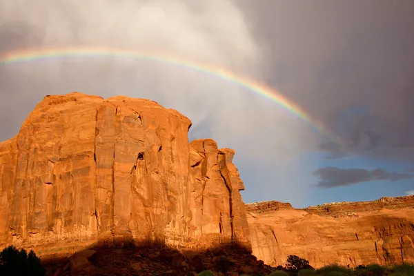 Regenbogen über Sandsteinklippe — Stockfoto