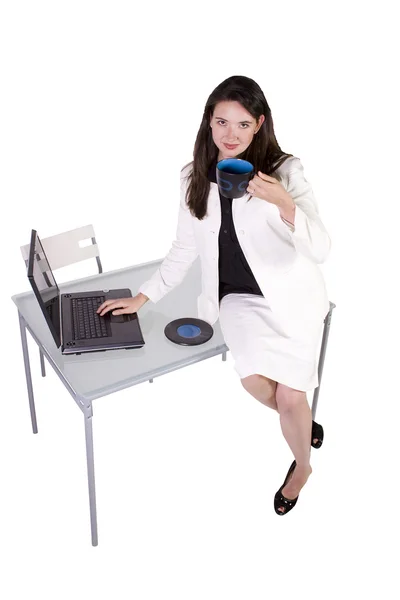 Sexy kobieta siedzi na biurku — Zdjęcie stockowe