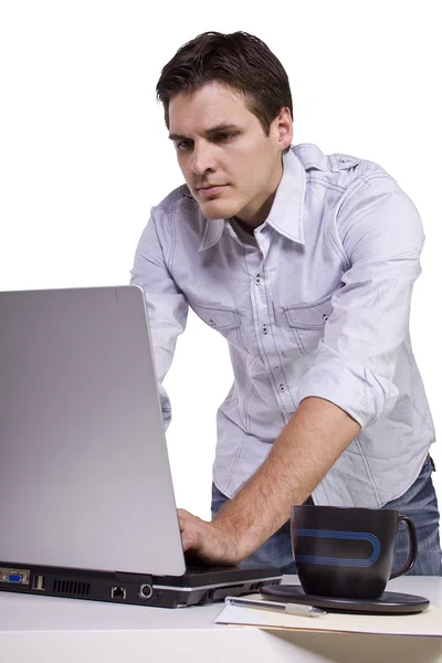 Genç adam dizüstü bilgisayarda internet tarama — Stok fotoğraf